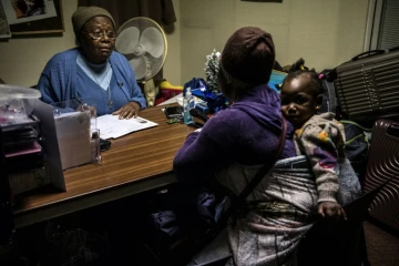 Soeur Marie-Jo de l'association Solidarité Notre-Dame de Tanger accueille des migrantes à Paris le 17 décembre 2018