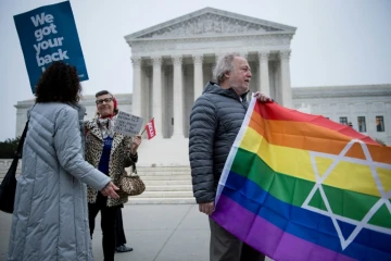 Les manifestants se retrouvent devant la Cour Suprême des Etats-Unis le 5 décembre avant l'audition d'une affaire emblématique mêlant discrimination et conviction religieuse 