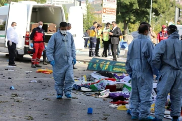 Des secouristes interviennent sur les lieux du double attentat qui a fait 86 morts à Ankara en Turquie, le 10 octobre 2015   