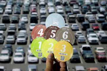 Les autocollants Crit'Air fournis par le ministère de l'Ecologie le 2 juin 2015