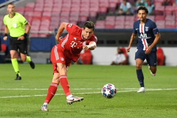 Le Bayern Munich de Robert Lewandowski chassé par le Parisien Marquinhos en finale de C1 à Lisbonne, le 23 août 2020, va retrouver le PSG en quarts
