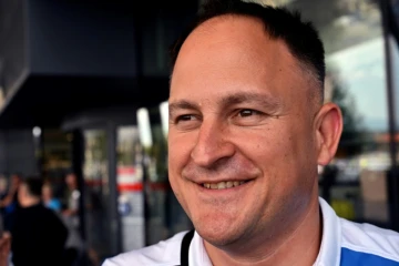 Le Bosnien Ermin Jusufovic, en lice avec l'équipe de Bosnie de volley-ball assis aux Jeux paralympiques de Paris, le 26 août 2024 à Sarajevo