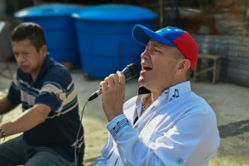 Ruben Pena anime depuis le toit de son immeuble à Caracas, le 18 juillet 2020 une "émission" de chansons pour égayer la vie des habitants