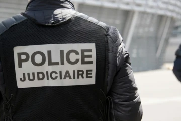 Le corps en état de décomposition avancée découvert mercredi dans un sac de sport sous un lit dans un appartement à Calais est celui "d'une femme probablement africaine de 20 à 30 ans"
