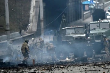 Des soldats ukrainiens récupèrent un obus non explosé à Kiev, le 26 février 2022