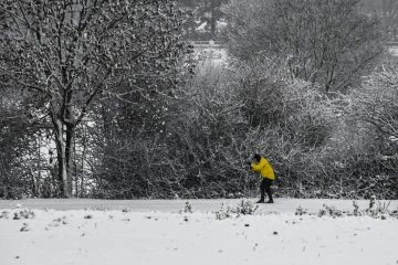 Un homme se déplace à ski, le 23 janvier 2019 à Souchez, dans le Pas-de-Calais