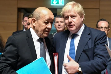 Le ministre français des Affaires étrangères Jean-Yves Le Drian (g) et son homologue britannique Boris Johnson, le 16 avrli 2018 à Luxembourg