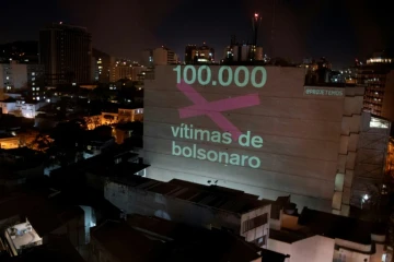 Projection lumineuse sur un mur dans un quartier de Rio de Janeiro, le 8 août 2020 du nombre de 100.000 morts "victimes de Bolsonaro" 