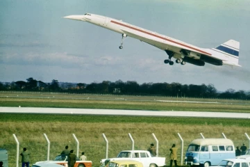 Le Concorde s'envole depuis la piste de l'aéroport de Toulouse-Blagnac le 2 mars 1969