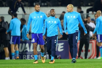 Le défenseur de l'OM Patrice Evra (c), accompagné par des coéquipiers, quitte le terrain de jeu, après une altercation avec un supporter, le 2 novembre 2017 à Guimaraes, au Portugal