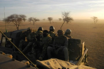 Des soldats maliens patrouillent le 2 novembre 2017 au Mali. 
