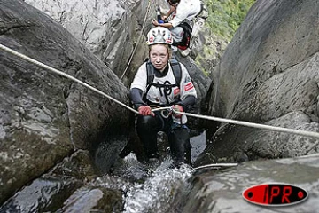 Dimanche 15 mai 2005 -

Les concurrents du Raid Réunion d'Aventures ont traversé le cirque de Cilaos