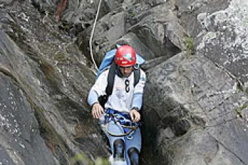 Dimanche 15 mai 2005 -

Les concurrents du Raid Réunion d'Aventures ont traversé le cirque de Cilaos