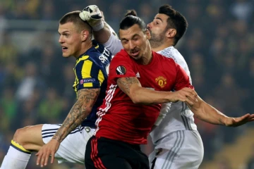 L'attaquant de Manchester United Zlatan Ibrahimovic (d) à la lutte avec le défenseur et le gardien de Fernerbahçe, respectivement Martin Skrtel (c) et Volkan Demirel (g) en Europa League, le 3 novembre 2016 à Istanbul