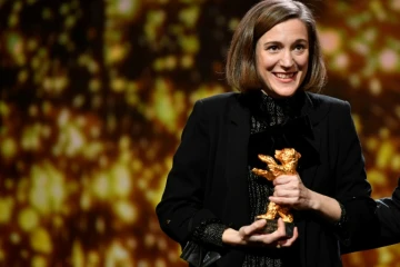 La cinéaste espagnole Carla Simón reçoit l'Ours d'or pour son film "Alcarras" lors de la 72e Berlinale, le 16 février 2022 à Berlin