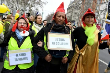Des femmes "gilets jaunes" défilent dans les rues de Paris, le 6 janvier 2019