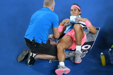 L'Espagnol Rafael Nadal est soigné lors de son quart de finale de l'Open d'Australie face au Croate Marin Cilic, le 23 janvier 2018