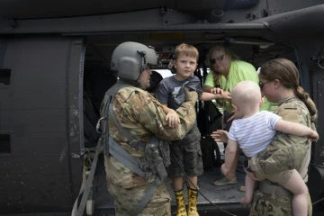 Des réservistes de la Garde nationale du Kentucky évacuent des enfants par hélicoptère des zones inondées, le 30 juillet 2022 à Hazar