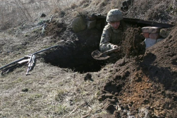 Un soldat ukrainien sur la ligne de front avec les séparatistes pro-russes, près de Novohnativka, le 20 février 2022 dans la région de Donetsk