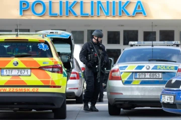 Des policiers devant un hôpital où a eu lieu une fusillade, le 10 décembre 2019 à Ostrava, en République tchèque