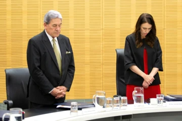 La Première ministre néo-zélandaise Jacinda Ardern et le vice-Premier ministre Winston Peters observent une minute de silence à la mémoire des victimes de l'éruption volcanique du 9 décembre, lundi 16 décembre au Parlement néo-zélandais à Wellington