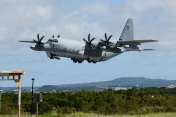 Un avion de ravitaillement KC-130 décolle de la base Futenma d'Okinawa, le 15 juillet 2014 au Japon