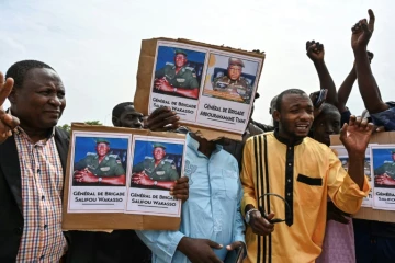 Des partisans des militaires qui ont pris le pouvoir au Niger manifestent à Niamey, le 6 août 2023