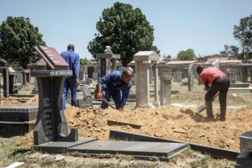 Des fossoyeurs creusent de nouvelles tombes dans le cimetière de Roodepoort, à Johannesburg, le 22 novembre 2018.
