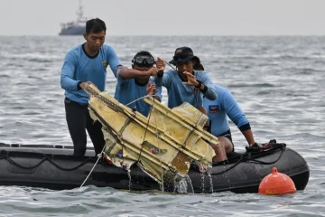 Un débris de l'appareil de la compagnie indonésienne Sriwijaya sorti de l'eau, pendant des opérations de recherches près de l'île de Lancang, le 10 janvier 2021
