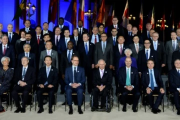 Les ministres des finances et banquiers centraux des pays du G20 posent pour une photo de groupe à Baden-Baden le 17 mars 2017