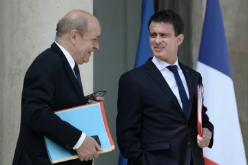 Le ministre de la Défense Jean-Yves Le Drian (G) s'entretient avec le Premier ministre Manuel Valls, le 22 juillet 2016 à Paris 
