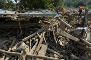 Des membres de la Défense civile au milieu des décombres de maisons détruites par la coulée de boue à Mocoa, le 5a vril 2017 en Colombie