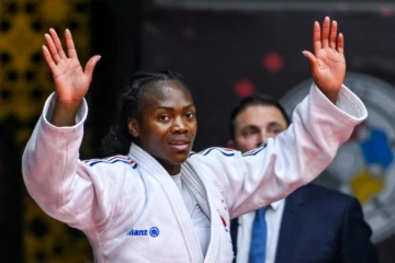 La judoka française Clarisse Agbégnénou fête sa médaille de bronze contre Andreja Leski de Slovénie après un combat au Championnat du Monde de Judo à Abu Dhabi le 21 mai 2024