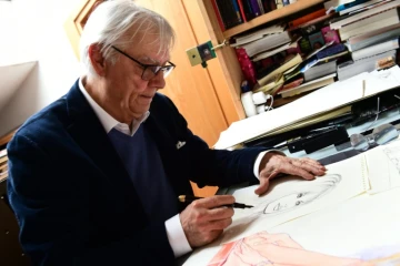L'artiste italien Milo Manara dessine le portrait de Brigitte Bardot, à Vérone (Italie) le 13 mai 2016