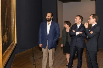 Photo fournie par le Palais royal saoudien le 9 avril 2018 montrant le prince héritier saoudien Mohammed ben Salmane et le président français Emmanuel Macron visiter le LOuvre,