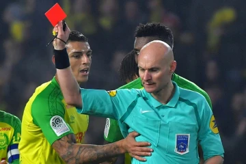 Tony Chapron exclut le défenseur brésilien de Nantes Diego Carlos lors du match contre le PSG, le 14 janvier 2018 au stade de La Beaujoire