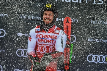 L'Autrichien Marcel Hirsher pose sur le podium après sa victoire au Géant de Val d'Isère, le 8 décembre 2018