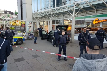 La police sur le site où une voiture a foncé sur des passants à Heidelberg, dans le sud-ouest de l'Allemagne, le 25 février 2017