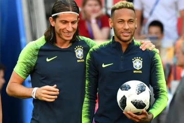 La star du Brésil Neymar (droite) et son coéquipier Filipe Luis, lors d'un entraînement au stade Luzhniki de Moscou, le 26 juin 2018 