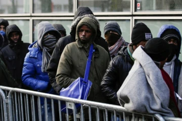 Des migrants en file d'attente devant la "plate-forme d'accueil des réfugies" (PADA) boulevard de la Villette, le 26 janvier 2017 à Paris