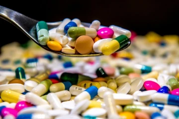 Les Français consomment toujours trop de ces médicaments, malgré des années de sensibilisation, au risque de rendre certaines bactéries résistantes, souligne l'OCDE dans son Panorama de la santé 2017