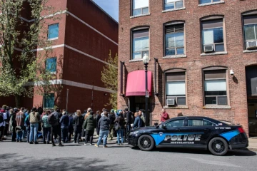 Manifestation pro-palestinienne devant une barricade policière après des interpellations sur le campus de la Northeastern University à Boston, le 27 avril 2024 à Boston

