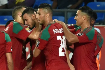 Le milieu Romain Saisse (2g), auteur du 2e but pour le Maroc face au Togo lors de la CAN, est congratulé par ses coéquipiers, le 20 janvier 2017 à Oyem