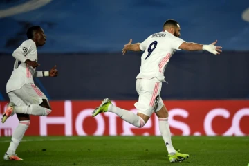 L'attaquant français du Real Madrid, Karim Benzema (d), exulte après son but lors du 8e de finale retour de la Ligue des champions contre l'Atalanta, à Valdebebas, le 16 mars 2021