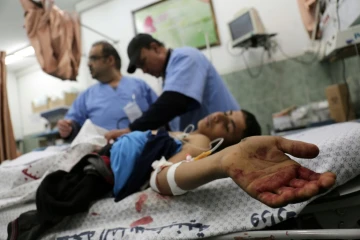 Des médecins traitent un Palestinien blessé dans un hôpital de Rafah, une localité du sud de la bande de Gaza cible de raids aériens israéliens, le 17 février 2018
