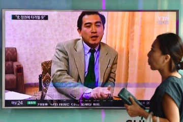 La télévision sud-coréenne diffuse des images d'archives du diplomate nord-coréen Thae Yong-Ho, le 18 août 2016, au lendemain de sa défection