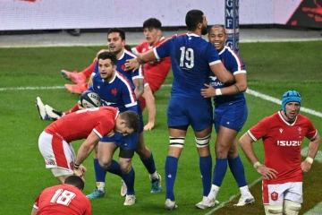La joie des joueurs du XV de France, après l'essai de la victoire marqué par l'arrière Brice Dulin (g), face au pays de Galles, lors du Tournoi des Six nations, le 20 mars 2021 au Stade de France à Saint-Denis