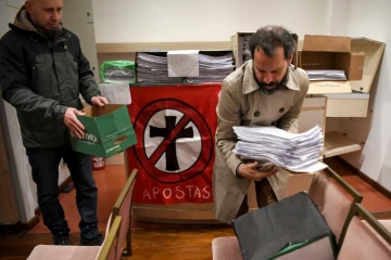 Des militants argentins rassemblent des milliers de formulaires d'apostasie à Buenos Aires, le 24 août 2018