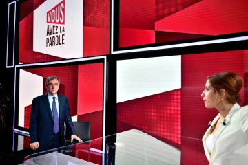 Léa Salamé reçoit François Fillon sur le plateau de "Vous avez la parole" de France 2 à Saint-Cloud dans les Hauts-de-Seine le 30 janvier 2020