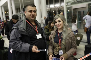 Des réfugiés syriens, qui ont obtenu des visas humanitaires du gouvernement italien, attendent dans la salle des départs de l'aéroport international de Beyrouth le 1er mars 2017 avant leur vol pour Rome